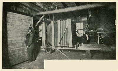 车间中的相机-显示印版支架的尺寸，1901年。 作者 不明