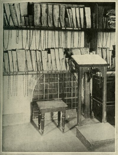 1948年，位于多塞特郡温伯恩的部长教堂链式图书馆。 作者 不明