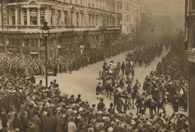 维多利亚女王街（City Lines Victoria Queen Street）观看新任市长及其游行，摄于1935年。 作者 不明