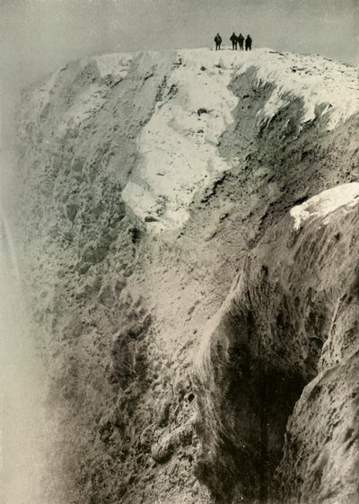 Erebus的火山口，深900英尺，半英里，1908年，1909年。 作者 不明