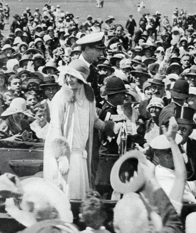 公爵和公爵夫人在奥克兰被人群围攻，1927年，1937年 作者 不明