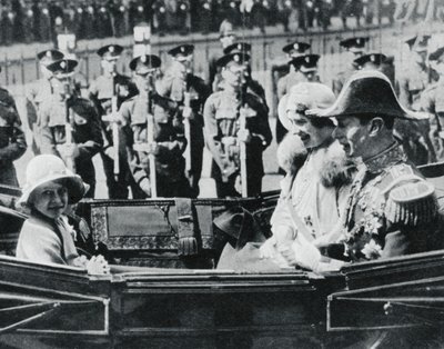 约克公爵和公爵夫人带着女儿离开圣保罗大教堂，1935年，1937年 作者 不明