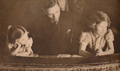 约克公爵和伊丽莎白公主和玛格丽特公主于1935年2月6日参加哑剧表演。 作者 不明