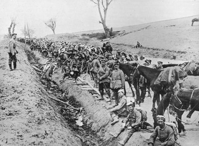 德国人通过加利西亚前进：1915年，路边的士兵齐聚一堂 作者 不明