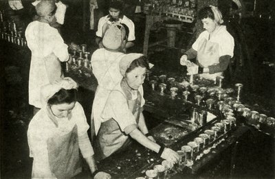大鲑鱼产业-印度女孩在罐头部门工作，c1948。 作者 不明