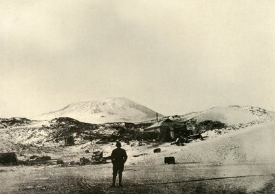 1908年1月，秋天，小屋里有埃里布斯山（Erebus）。 作者 不明