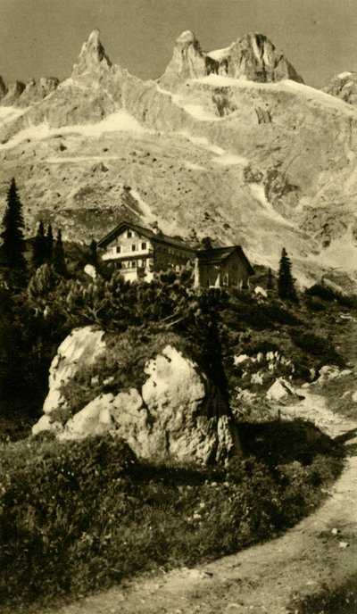 1935年，奥地利三塔脚下的LindauerHütte。 作者 不明