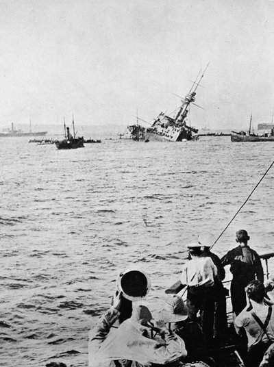 被敌方潜艇鱼雷击沉后的雄伟沉没式战斗，1915年 作者 不明