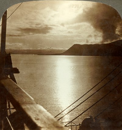 七月的午夜太阳在Spitzbergen和北冰洋的悬崖上，c1905年。 作者 不明