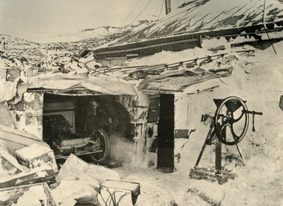车库中的汽车和右边的玉米破碎机，c1908，1909年。 作者 不明