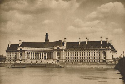 泰晤士河畔的新宫，是伦敦县议会的总部，建于1935年。 作者 不明