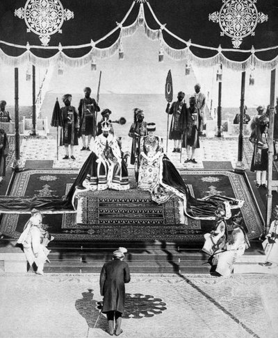 海得拉巴的尼扎姆（Nizam）在1911年的德里·杜巴（Derbar Durbar）致敬，1935年 作者 不明
