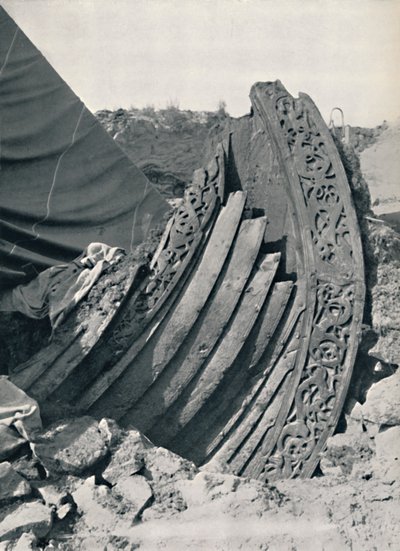 土墩上的Oseberg船，展示了茎和栏杆上的雕刻，1935年 作者 不明