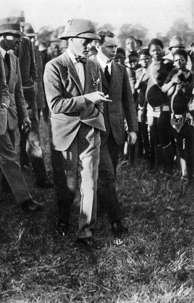 威尔士亲王和一群乌苏塔舞者，祖鲁兰，1925年 作者 不明