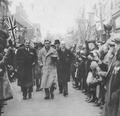 威尔士亲王在格拉斯哥（Porth）期间受到格拉摩根（Glamorgan）人民的欢迎，1932年至1936年 作者 不明