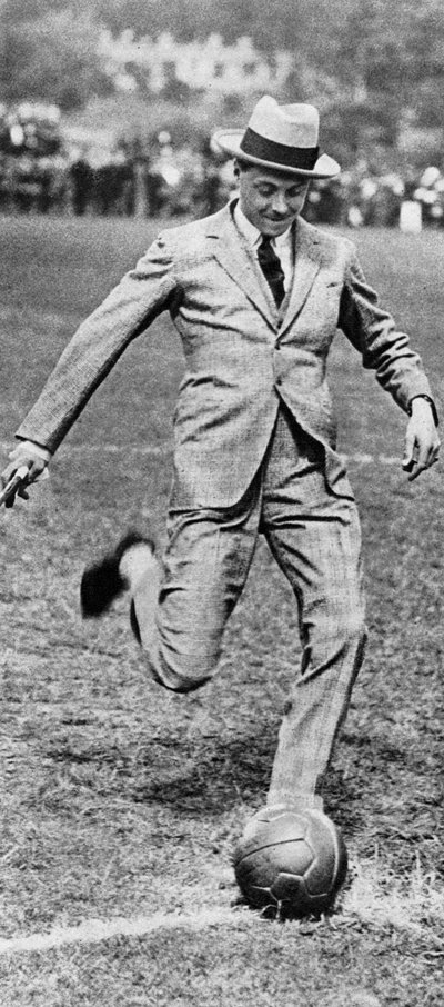 威尔士亲王踢马刺队与富勒姆队的足球比赛，1921年 作者 不明