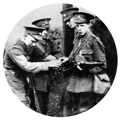 威尔士亲王在手榴弹兵中装枪，1914年第一次世界大战 作者 不明