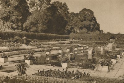 肯辛顿宫荷兰花园的静By，大门由锁门护卫，约摄于1935年。 作者 不明