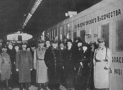 俄国战争大臣检查一辆前往前线的红十字会火车，1915年 作者 不明
