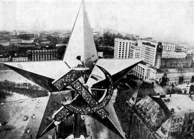 1935年，苏联巨星越过克里姆林宫的尼科尔斯基塔， 作者 不明