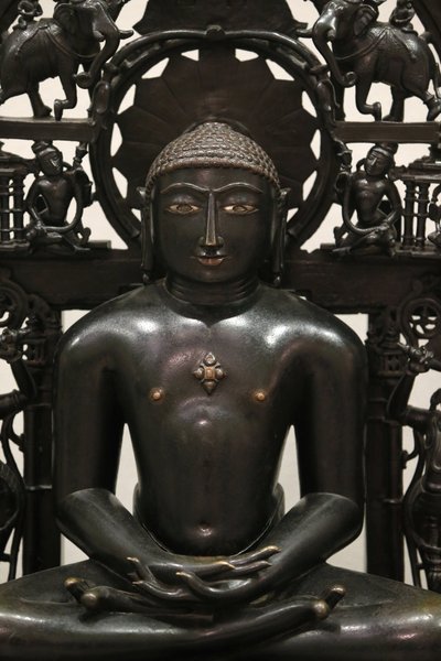 Museum Victoria dan Albert. Jina Shantinatha. 1168; pelat belakang sekitar 1300-1500. Paduan tembaga dengan tatahan perak dan tembaga. Mungkin India Barat. Britania Raya 作者 不明