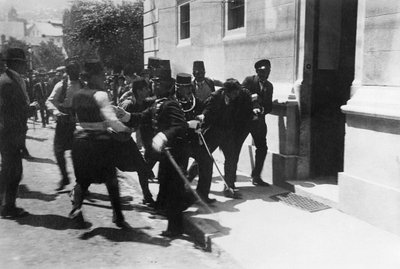 1914年6月28日，刺客加夫里洛-普林西比被捕，1914年。 作者 不明