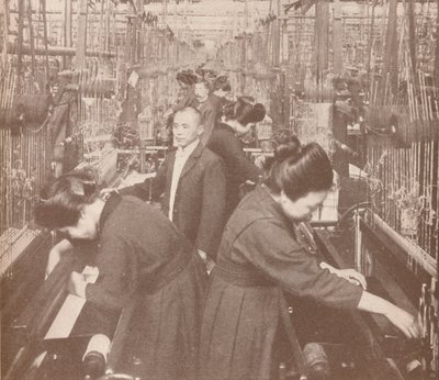 1907年，日本一家蓬勃发展的丝绸工厂繁忙的内部 作者 不明