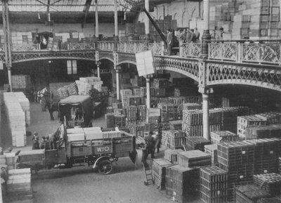 一间大型政府商店的寄送室，1915年 作者 不明