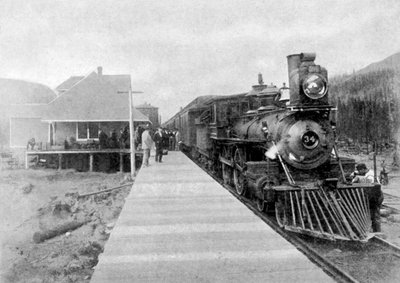 1886年在加拿大不列颠哥伦比亚省的弗妮（Fernie）乘坐第一列常规横穿大陆的火车 作者 不明