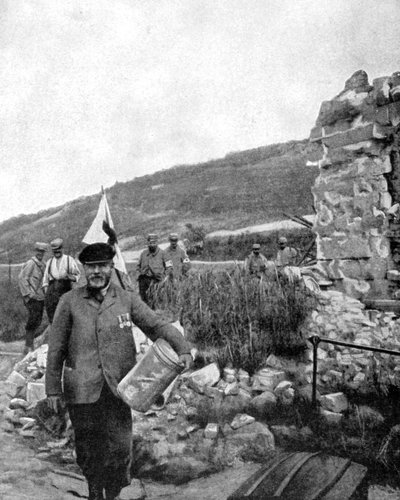 1915年，阿布兰·圣·纳泽尔市长在公社的废墟中 作者 不明