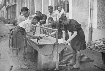 1914年，欧洲大陆的晨间厕所 作者 不明