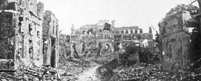 1918年8月22日，法国索姆省阿尔伯特市的废墟的小镇和教堂的钟楼 作者 不明