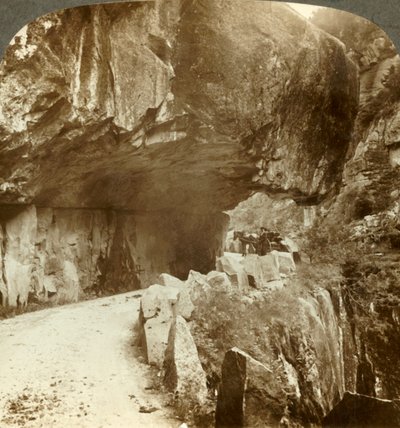 精彩的Bratlandsdal公路，穿越坚硬的岩石山壁，挪威，摄于1905年。 作者 不明