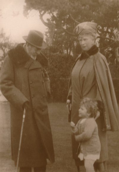 国王与王后with下与伊丽莎白公主在博格诺的Craigweil House住在一起，约摄于1930年。 作者 不明