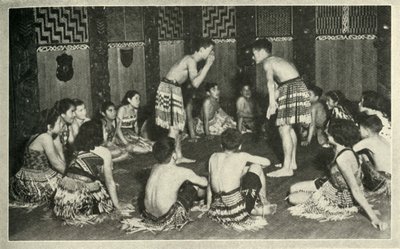 Whakarewarewa土著学校的这些毛利人孩子在玩手游戏，c1948。 作者 不明