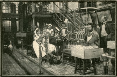 这是沙皇酿酒厂之一的内部，1901年。 作者 不明