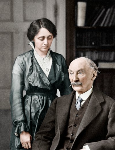 托马斯·哈迪（Thomas Hardy），英国诗人，小说家和戏剧家，与他的第二任妻子佛罗伦萨（1912-1928） 作者 不明