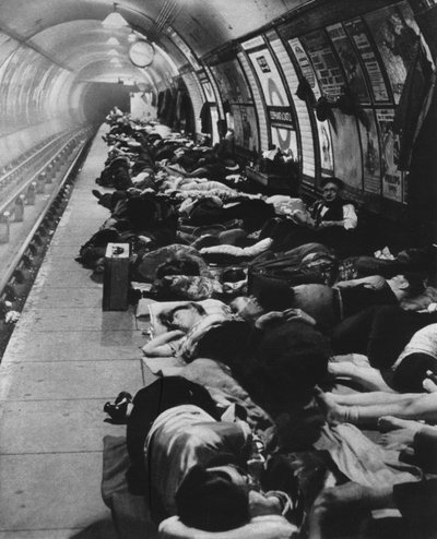 那些去收容所的人开始了一种新的夜生活，1942年11月11日， 作者 不明
