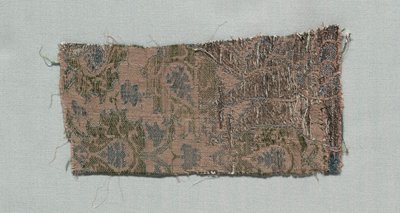 意大利哥特式丝绸的三个碎片，1350-1399年。 作者 不明