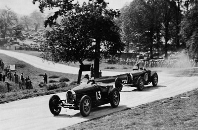 英格兰乡村的激动人心的赛车：1937年在多宁顿的布加迪 作者 不明