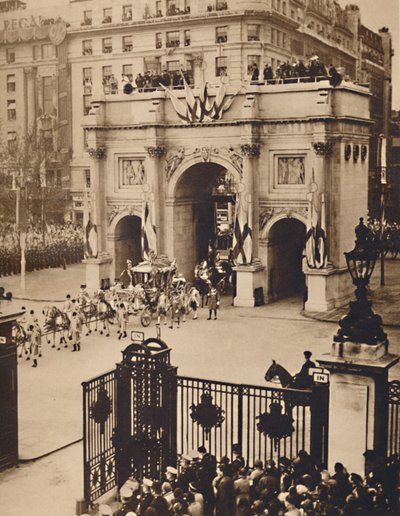 通过君主之门，大理石拱门，1937年5月12日 作者 不明