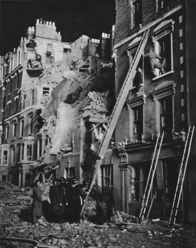 经过漫长的夜晚，1941年至1942年，救援人员在工作，搜寻并帮助安全 作者 不明