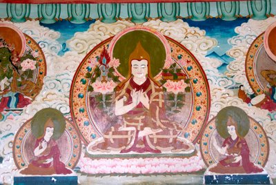 藏传佛教； 壁画; 宗喀巴大师； 格鲁派； 黄色帽子； 冥想; 各种手部姿势； 手印； 永宁; 闸梅寺； 泸沽湖地区； 云南省； 中华人民共和国; 亚洲 作者 不明