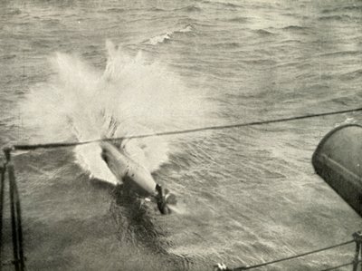 鱼雷入水，1919年。 作者 不明