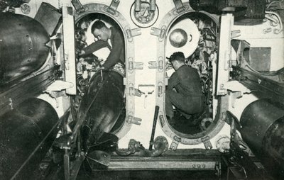 1945年，第二次世界大战，英国潜艇的鱼雷管。 作者 不明