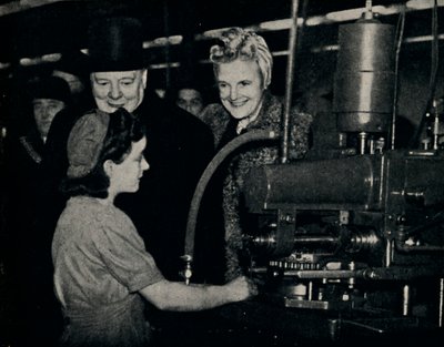 1940年代，1945年在武器工厂巡视。 作者 不明