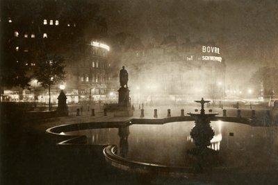 特拉法加广场。展望查令十字。 1928年的伦敦之夜。 作者 不明