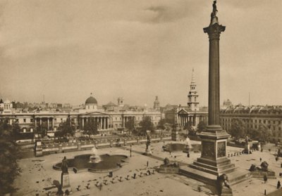 特拉法加广场。国王猎鹰队曾经和皇家马队一起保存的地方，c1935年。 作者 不明