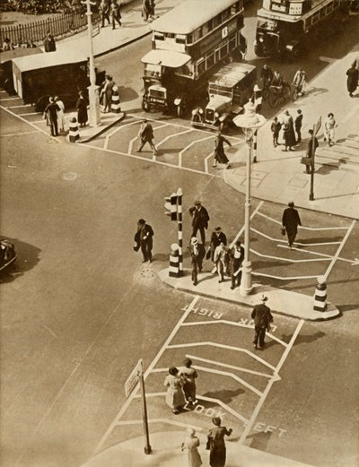 1935年，伦敦特拉法加广场的交通和行人。 作者 不明