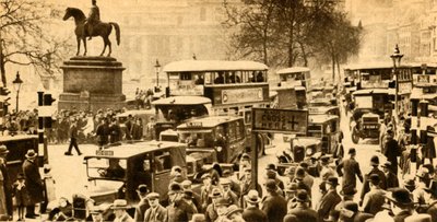 1933年在伦敦特拉法加广场的交通。 作者 不明